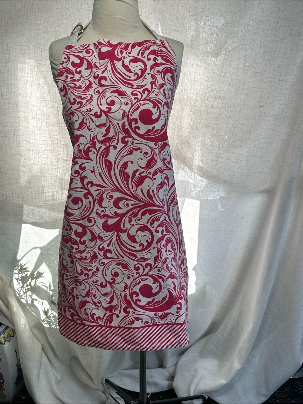 Michel Deaign Works Candy Cane CottoWomen’s Red & White Apron Damask